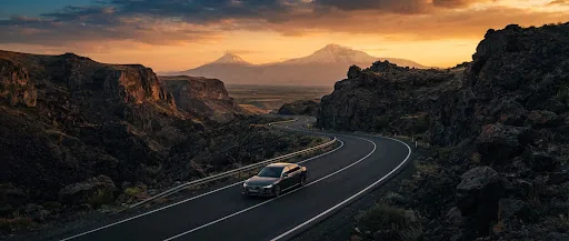طريق جبلي في أرمينيا وقت الغروب